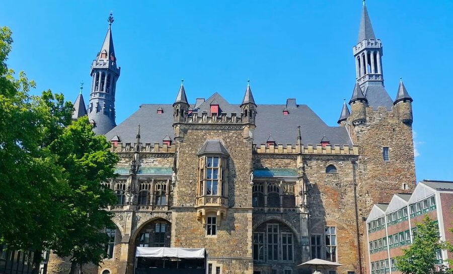 Aachen classic walking tour - Couven Museum, fountains, and old-town texture
