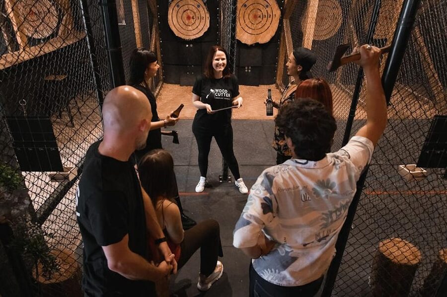AXE THROWING EXPERIENCE IN BERLIN - Your own lane and a group size that stays manageable