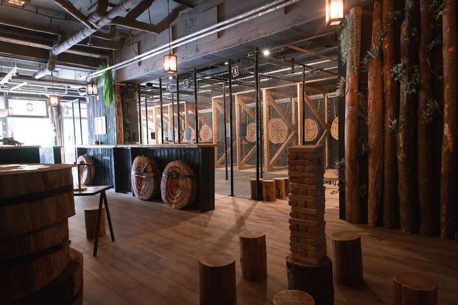 AXE THROWING EXPERIENCE IN BERLIN - Trick shots and a friendly tournament