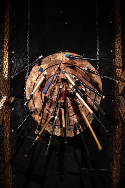 AXE THROWING EXPERIENCE IN BERLIN - Getting started with safety instructions and coaching