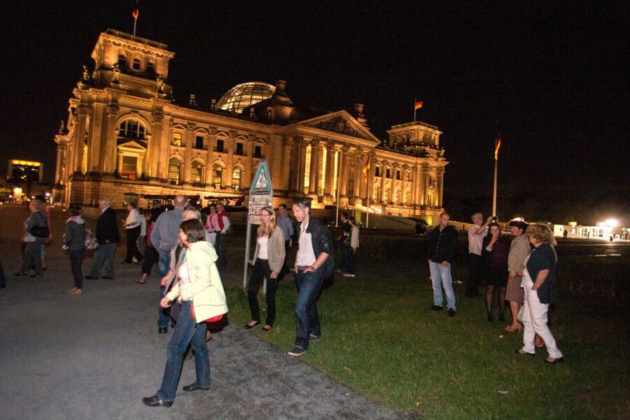 Berlin: 1.5-Hour Comedy Bus Tour in German - How the comedy changes the sightseeing