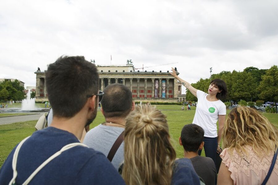 Berlin: 4-Hour Guided Highlights Tour in Spanish - Museum Island and the Berliner Dom