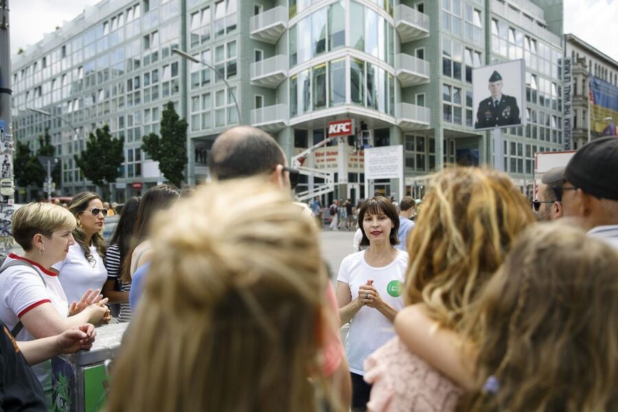 Berlin: 4-Hour Guided Highlights Tour in Spanish - San Nicolas and Berlin’s earliest beginnings