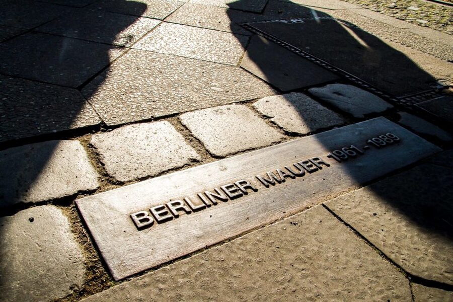Berlin: Berlin Wall Tour Berlin East West - What You See in 75 to 90 Minutes