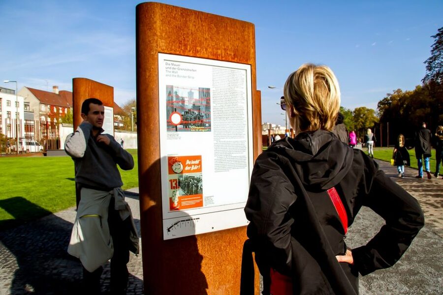 Berlin: Berlin Wall Tour Berlin East West - Seeing the Death Strip and Watchtower