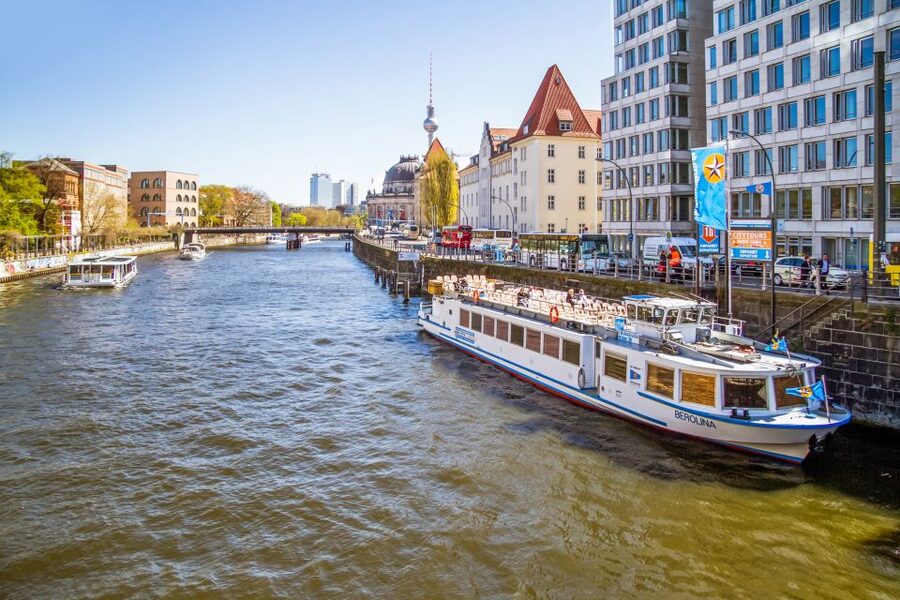 Berlin: Boat Tour Along the River Spree - Bellevue Palace and the Victory Column