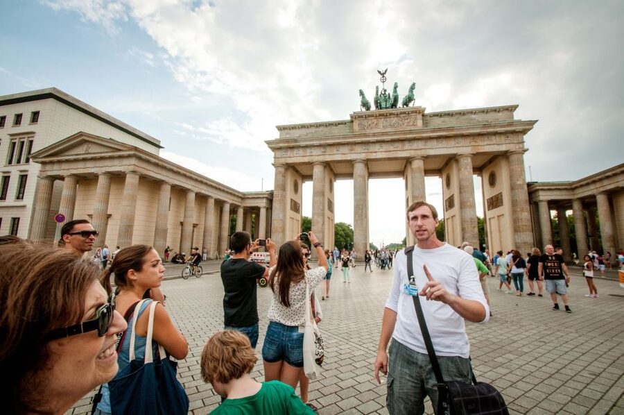 Berlin: City Center Walking Tour - Gendarmenmarkt and the included pause