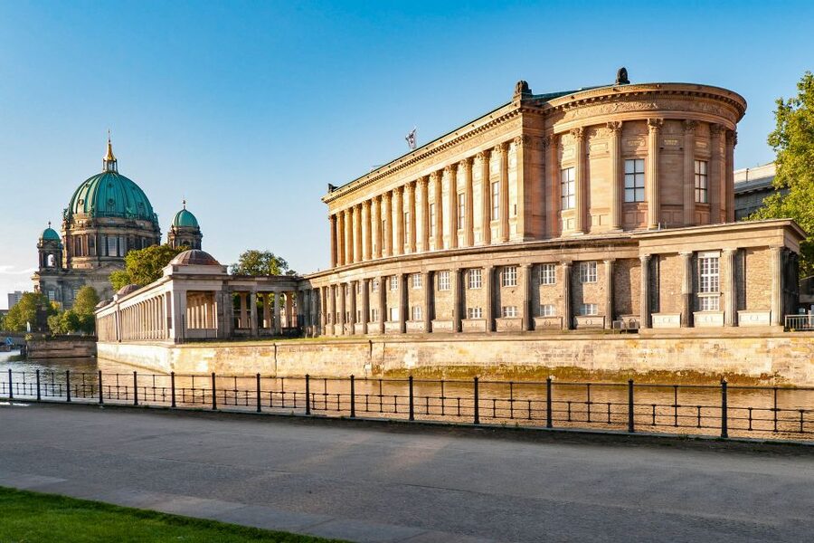 Berlin: Entry to Alte Nationalgalerie - Romanticism begins with silence and distance