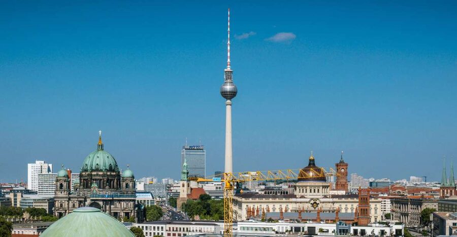 Berlin: Französischer Dom 360° Panorama & Crémant to go - The 254-Step Climb to the Platform