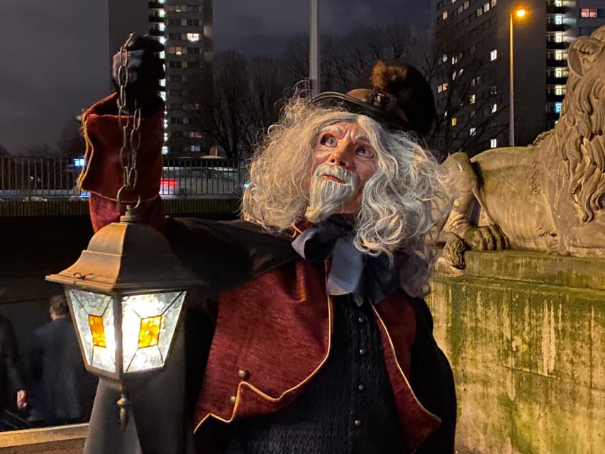Berlin: Guided Walking Tour by Night - The lamplighter and the opening atmosphere