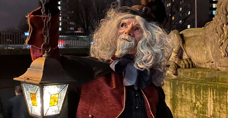 Berlin: Guided Walking Tour by Night - Costumed actors add theater to the streets