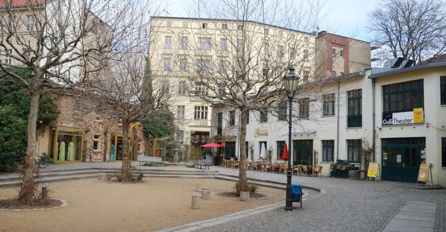 Berlin: Hackesche Höfe Courtyards Walking Tour - Key points at a glance