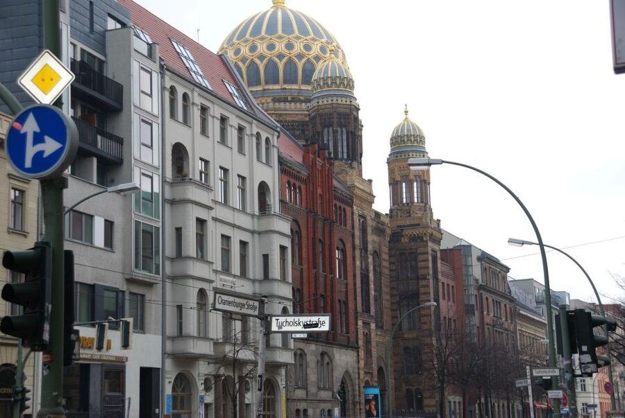 Berlin: Hackesche Höfe Courtyards Walking Tour - The Red Town Hall and Berlin Cathedral
