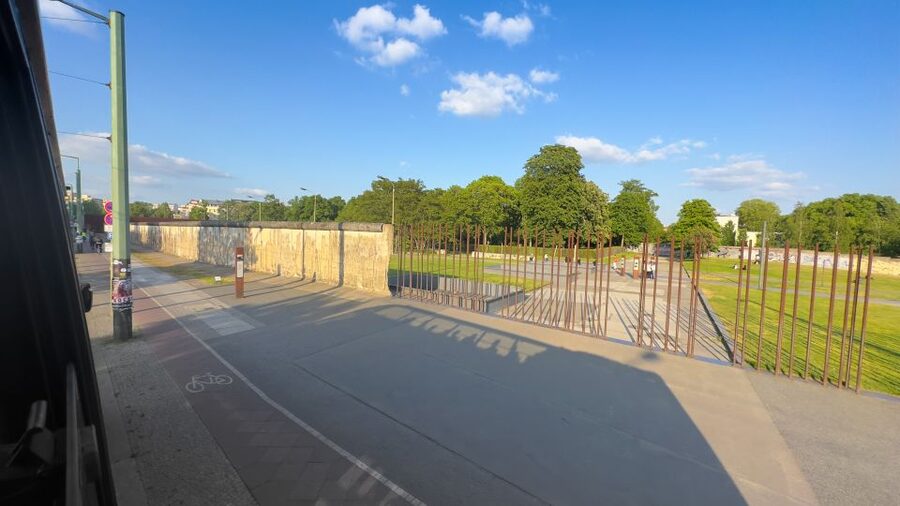 Berlin: Live-Guided Evening Sightseeing Tour by Open-top Bus - Brandenburg Gate, the Palace of Tears, and Friedrichstadt-Palast