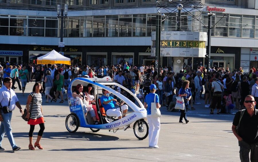 Berlin: Private Guided E-Rickshaw Tour - Unter den Linden and Brandenburg Gate