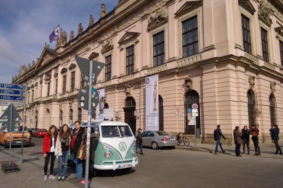 Berlin: Private Sightseeing Tour in Iconic Oldtimer VW Bus - Winter comfort, pickup, and the two-hour format