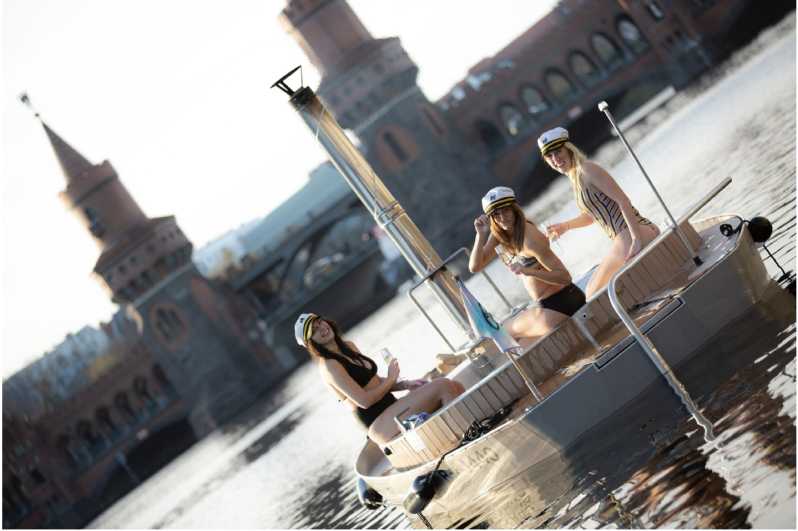 Berlin: Self-drive hot tub boat experience - Drinks, snacks, and the toilet question