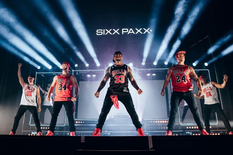 Berlin: SIXX PAXX Theater Show - Singing and acrobatics add more than decoration