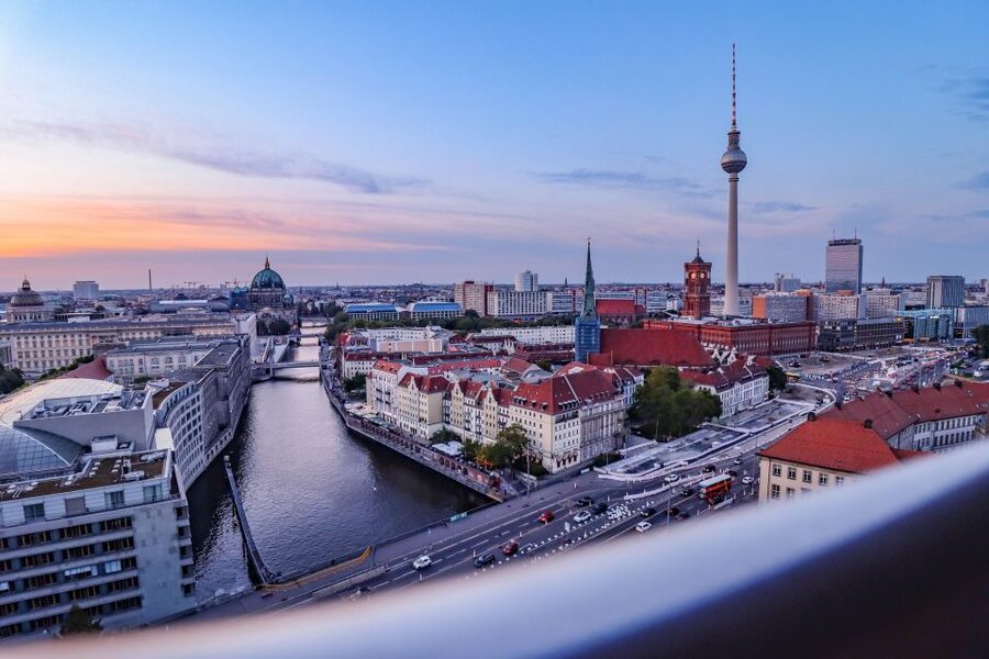 Berlin: Tour with Private Guide - Checkpoint Charlie and the Berlin Wall Memorial