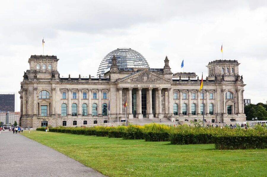 Berlin: Tour with Private Guide - Brandenburg Gate and the government quarter