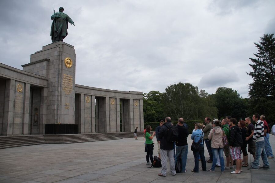 Berlín y el Nacionalsocialismo. Group Tour in Spanish - The Berlin-Rome-Tokyo Axis outside the embassies