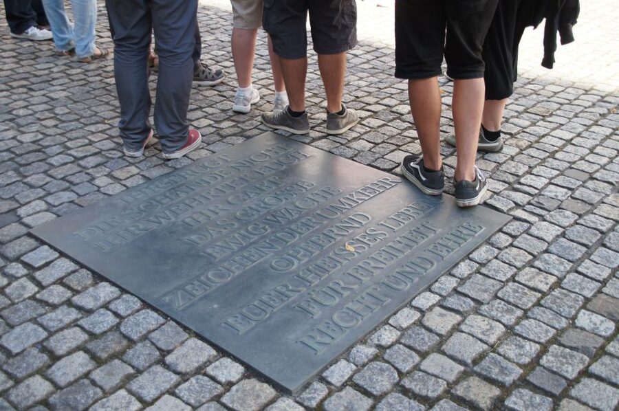Berlín y el Nacionalsocialismo. Group Tour in Spanish - Starting at Alexanderplatz and setting the timeline