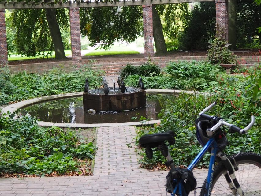 Celebs, Waterfronts and Nature Cycle Tour - Feenteich, Schwanenwijk, and Mundsburg Bridge