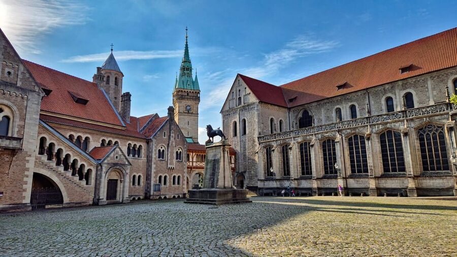 City tour Braunschweig: diverse and full of surprises. - Brunswick Palace and the German Unity Square