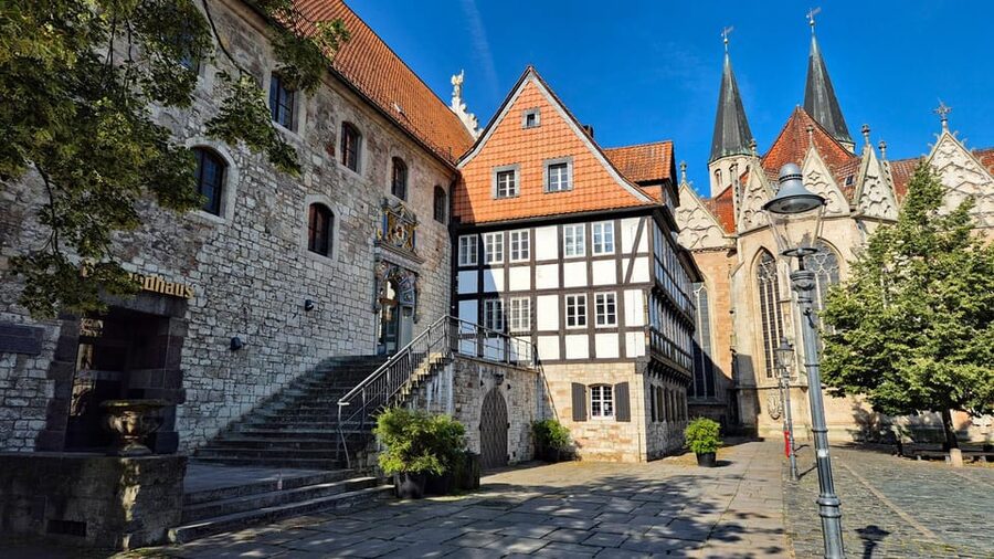 City tour Braunschweig: diverse and full of surprises. - Ringerbrunnen and the Route Toward Kohlmarkt