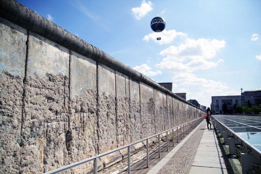 Discover Berlin Express Tour: 2hr Highlights - Pariser Platz and Brandenburg Gate set the tone