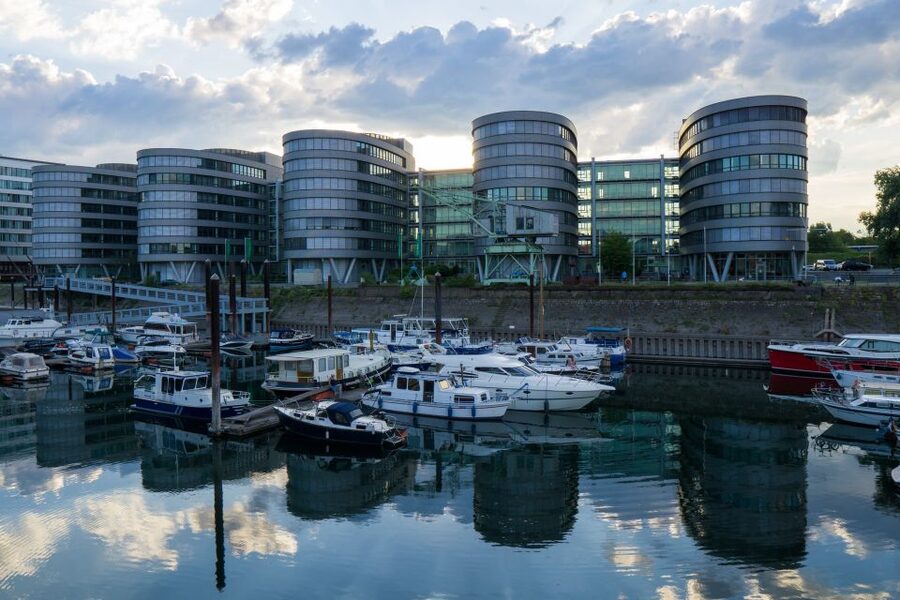 Duisburg: Guided Walking Tour through the inner harbour - The Five Boats and the new Duisburg