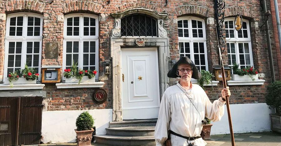 Düsseldorf: Guided Night Watchman Tour through Kaiserswerth - Meeting the night watchman by the Tonhalle monument