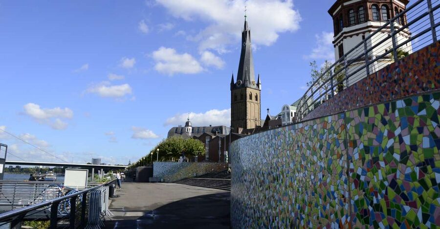 Düsseldorf: Guided Old Town Tour with Beer Break - Rhine river views and the best photo pauses