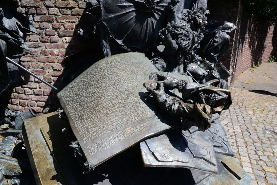 Düsseldorf: Guided Old Town Tour with Beer Break - Should you book it?