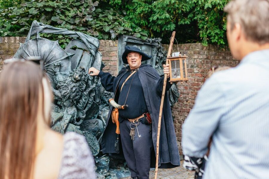 Düsseldorf: Guided Tour with a Night Watchman - Düsseldorf after dark, with a lantern in hand