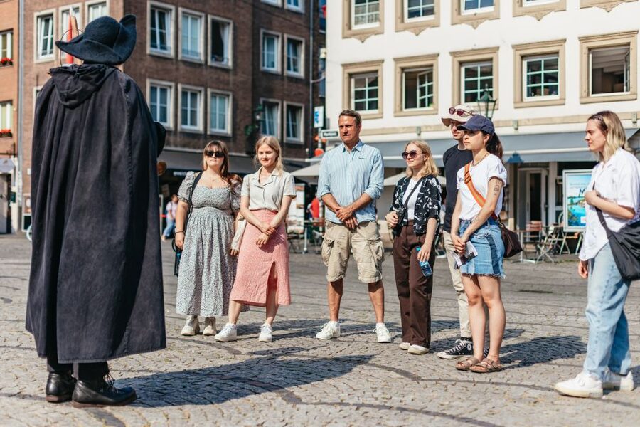 Düsseldorf: Guided Tour with a Night Watchman - What the night watchman style adds