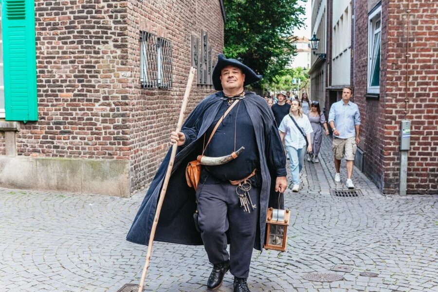Düsseldorf: Guided Tour with a Night Watchman - Meeting at Kunstakademie Düsseldorf