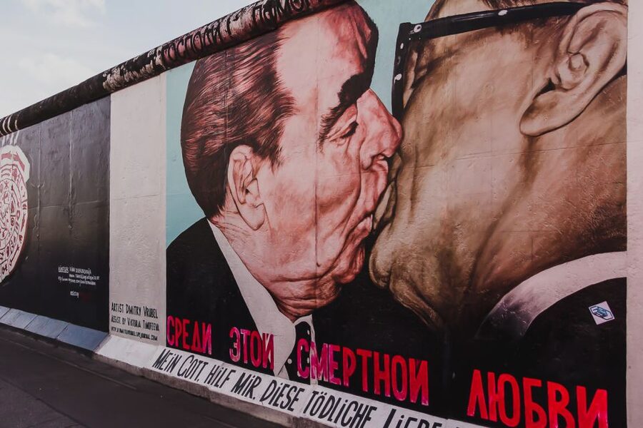 East Berlin and the Wall: Walking Tour - Languages, group size, and the guide’s role