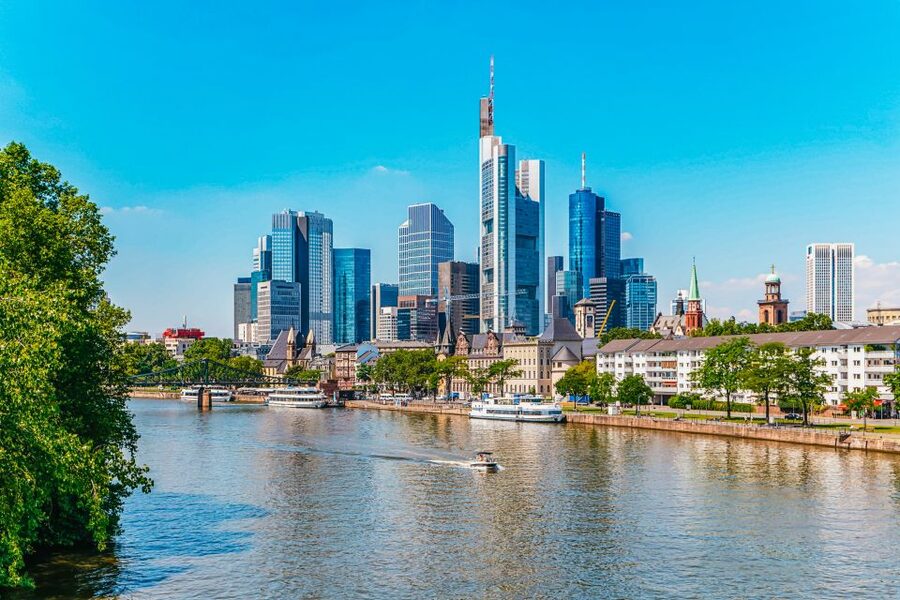 Frankfurt: River Main Sightseeing Cruise with Commentary - A calm first look at Frankfurt from Eiserner Steg