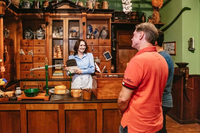 Frankfurt: Virtual Reality Time Travel Experience Ticket - A family library brings private life into the story