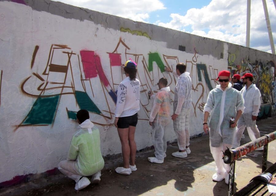 Graffitiworkshop Berlin - Painting the shared Mauerpark wall piece