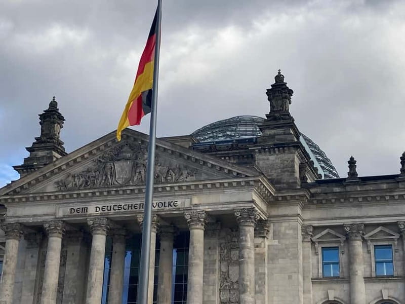 Guided Insider Tour Government and Parliament District - Finishing near the Brandenburg Gate