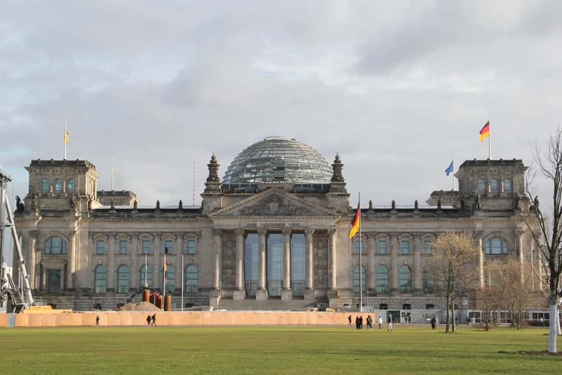 Guided Insider Tour Government and Parliament District - The Federal Chancellery and the making of a new political center