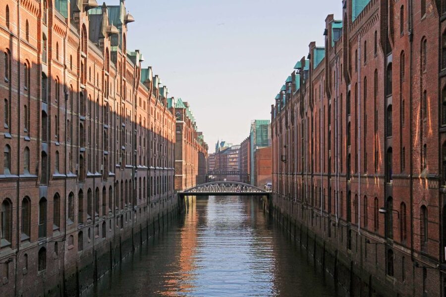 Hamburg: 2.5-Hour Discovery Tour - Meeting at Mönckebergstraße