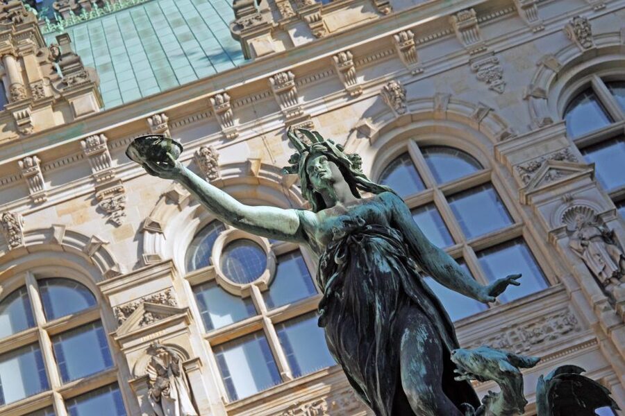 Hamburg: 2.5-Hour Discovery Tour - The guides and the tone of the walk