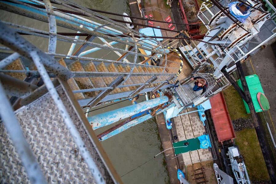 Hamburg: Bungee Jumping 50 Meters High over the Harbor - Registration, Harness, and Ankle Cuffs