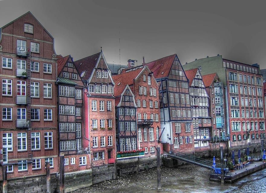 Hamburg: Discover Hamburg from landmark to landmark - Arriving at the Elbphilharmonie