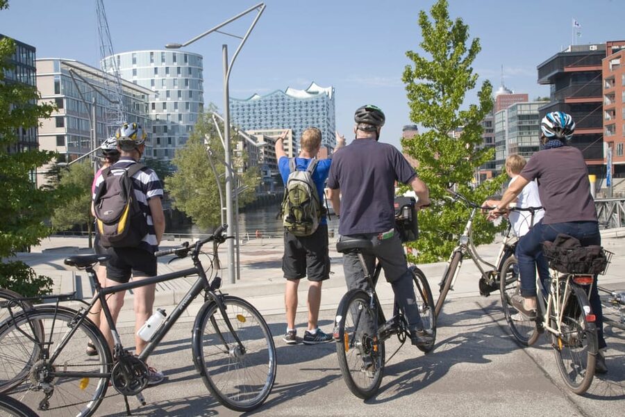 Hamburg: Guided Bike Tour - Landungsbrücken and the Elbe harbor