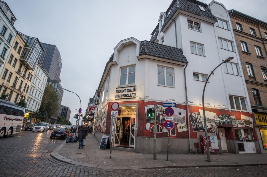 Hamburg: Olivia Jones Tour with Iconic Barker Fabian - Meeting the people behind the neighborhood names
