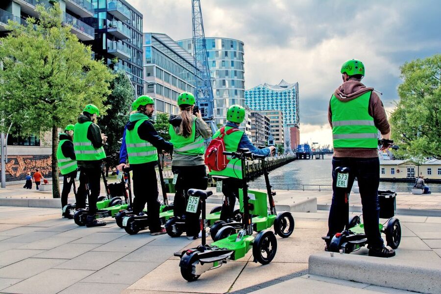 Hamburg: Sightseeing Tour with 'Scuddy' - Starting in Deichstraße and getting ready to ride